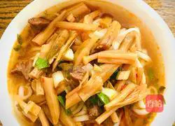 Illustration of how to make daylily beef noodles 12