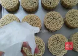 Illustration of how to make egg yolk and bean paste mooncakes 15