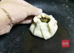 Illustration of how to make fried pork buns with chives 7