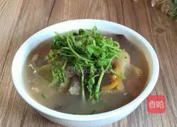 Illustration of how to make tomato and pork blood and meat skin soup 14