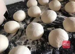 Illustration of how to make onion and pork buns 15