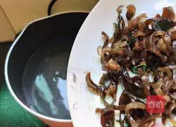 Illustration of how to make fungus, shrimp skin and egg drop soup 7