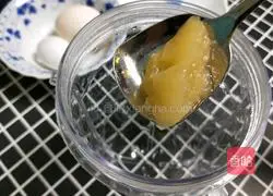 Illustration of how to make apple and pumpkin egg yolk paste 3