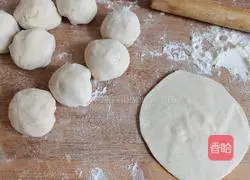 Illustration of how to steam cabbage and pork with pink skin 10