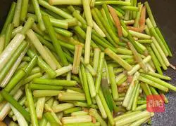 Illustration of how to stir-fry shredded pork with garlic moss 9