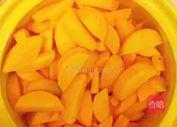 Illustration of how to make canned yellow peaches 4