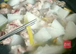 radish Illustration of how to make pork rib soup 6