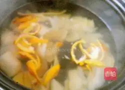 Illustration of how to make tangerine peel and snow pear soup 6