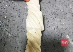 Illustration of how to make silver silk flower rolls 18