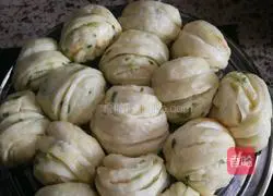 Illustration of how to make mini flower rolls 10