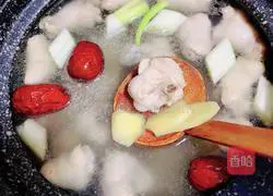 Chicken chestnut soup | Illustrations of how to nourish the skin and nourish the kidneys 8