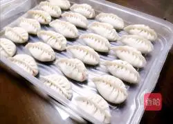 New Year’s Eve Dinner Illustration of how to make Jade Willow Leaf Dumplings 1