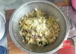 Illustration of how to make pickled cabbage and pork buns 2