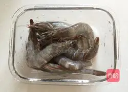 Illustration of how to make chicken soup prawn noodles 3