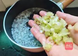  Illustration of how to make fungus, shrimp skin and egg drop soup 9