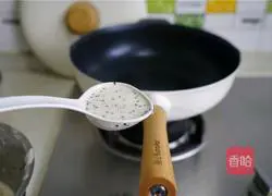 Illustration of how to make kimchi barbecue rolls 5