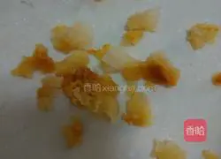 Illustration of how to make wolfberry and white fungus soup 2