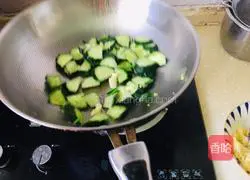 Illustration of how to make cucumber and scrambled eggs 5