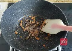 Illustration of how to make red bean milk tea 6