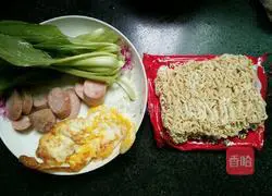 Illustration of how to make ham sausage, egg and vegetable noodles 3