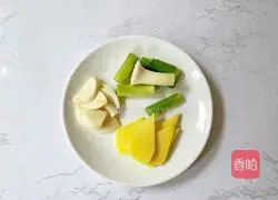 Illustration of how to make mushroom and corn ribs soup 5