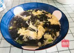 Illustration of how to make seaweed and egg drop soup 10