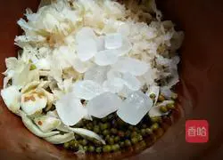 Illustration of how to make mung bean, lily and white fungus soup 7