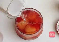 Illustration of how to make lychee and cranberry drink 8 