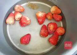 Yellow Rock Sugar Strawberry Drink Recipe Illustration 3