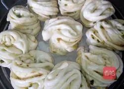 Illustration of how to make crispy cumin flower rolls 5