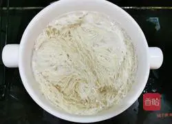 Illustration of how to make poached egg chicken and shrimp roe noodles 3