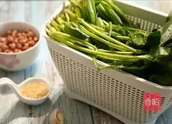 Illustration of how to make spinach with nuts 1