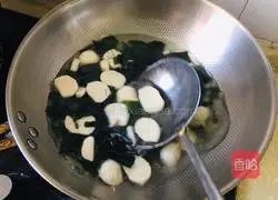 Illustration of how to make cuttlefish ball and seaweed soup 5