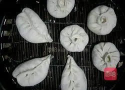 Illustration of how to make steamed cabbage buns 12