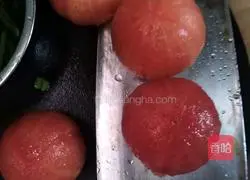 Illustration of how to make fish bone tomato soup 1