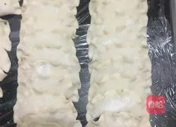 Illustration of how to make radish, chive and meat dumplings 8