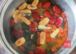 Illustration of how to make red dates, longan and wolfberry soup 4