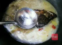 Illustration of how to make shredded radish and crucian carp soup 5