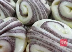 Illustration of how to make two-color flower rolls 8