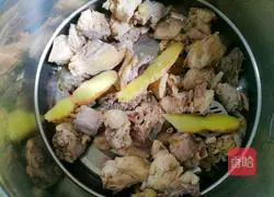 Nutritious Cordyceps Stewed Chicken Soup Illustration 9