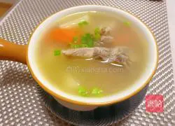 Illustration of how to make pork ribs, yam and carrot soup 1