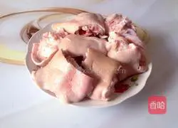 Soybean Illustration of how to make peanut pig's feet soup 1