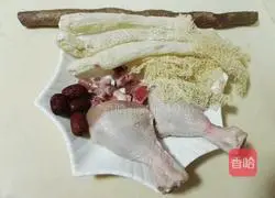 Illustration of how to make chicken legs, bamboo shoots and yam soup 1