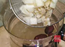 Tremella lily, snow pear and red date soup Practice illustration 9