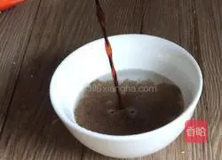 Illustration of how to make scrambled eggs with green and red peppers and mushrooms 4