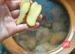 Illustration of how to make mushroom stewed chicken 5