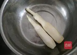 Illustration of how to make Tomato Shredded Pork and Wild Rice Soup 1