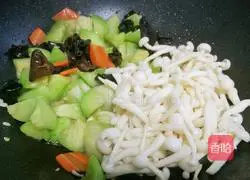 Illustration of how to make luffa and fungus soup 8