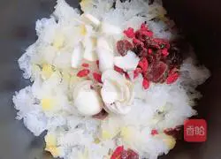 Recipe for Lily, Longan and Tremella Soup (moistening lungs and nourishing blood) 4