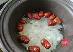 Illustration of how to make red dates, white fungus and lotus seed soup 3